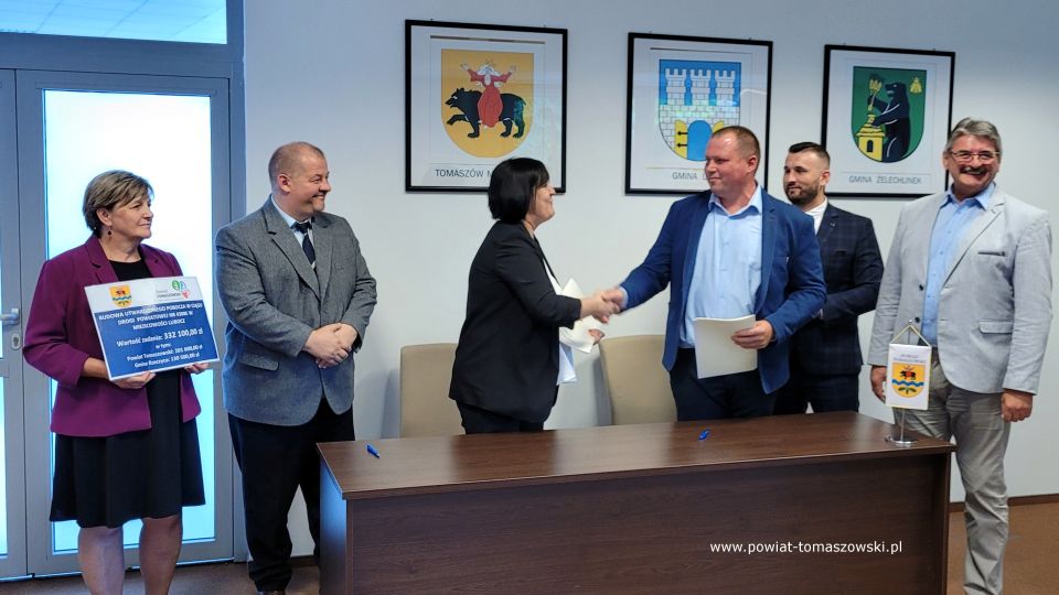 Na zdjęciu: uczestnicy konferencji prasowej, podczas której podpisana została umowa na budowę utwardzonego pobocza w ciągu drogi powiatowej nr 4308E w miejscowości Lubocz, która odbyła się w poniedziałek, 11 lipca 2022 roku, w sali konferencyjnej w Starostwie Powiatowym w Tomaszowie Mazowieckim