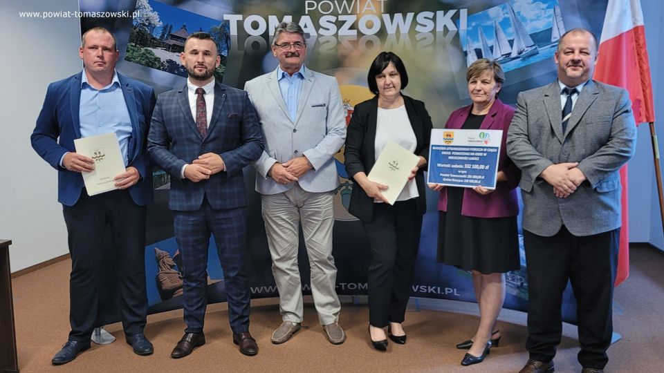 Na zdjęciu: uczestnicy konferencji prasowej, podczas której podpisana została umowa na budowę utwardzonego pobocza w ciągu drogi powiatowej nr 4308E w miejscowości Lubocz, która odbyła się w poniedziałek, 11 lipca 2022 roku, w sali konferencyjnej w Starostwie Powiatowym w Tomaszowie Mazowieckim