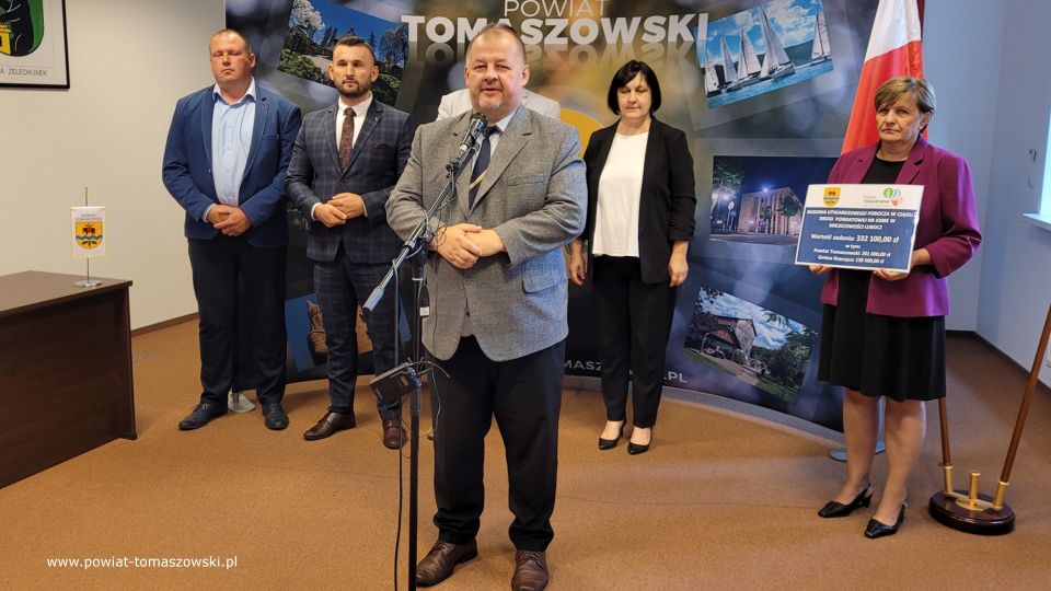 Na zdjęciu: uczestnicy konferencji prasowej, podczas której podpisana została umowa na budowę utwardzonego pobocza w ciągu drogi powiatowej nr 4308E w miejscowości Lubocz, która odbyła się w poniedziałek, 11 lipca 2022 roku, w sali konferencyjnej w Starostwie Powiatowym w Tomaszowie Mazowieckim