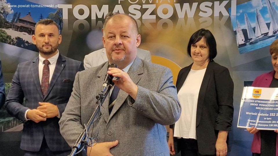 Na zdjęciu: uczestnicy konferencji prasowej, podczas której podpisana została umowa na budowę utwardzonego pobocza w ciągu drogi powiatowej nr 4308E w miejscowości Lubocz, która odbyła się w poniedziałek, 11 lipca 2022 roku, w sali konferencyjnej w Starostwie Powiatowym w Tomaszowie Mazowieckim
