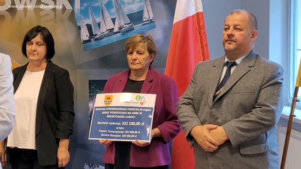 Na zdjęciu: uczestnicy konferencji prasowej, podczas której podpisana została umowa na budowę utwardzonego pobocza w ciągu drogi powiatowej nr 4308E w miejscowości Lubocz, która odbyła się w poniedziałek, 11 lipca 2022 roku, w sali konferencyjnej w Starostwie Powiatowym w Tomaszowie Mazowieckim