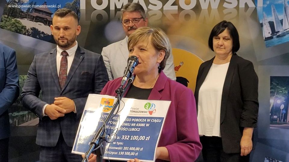 Na zdjęciu: uczestnicy konferencji prasowej, podczas której podpisana została umowa na budowę utwardzonego pobocza w ciągu drogi powiatowej nr 4308E w miejscowości Lubocz, która odbyła się w poniedziałek, 11 lipca 2022 roku, w sali konferencyjnej w Starostwie Powiatowym w Tomaszowie Mazowieckim