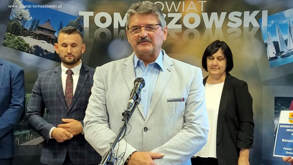 Na zdjęciu: uczestnicy konferencji prasowej, podczas której podpisana została umowa na budowę utwardzonego pobocza w ciągu drogi powiatowej nr 4308E w miejscowości Lubocz, która odbyła się w poniedziałek, 11 lipca 2022 roku, w sali konferencyjnej w Starostwie Powiatowym w Tomaszowie Mazowieckim