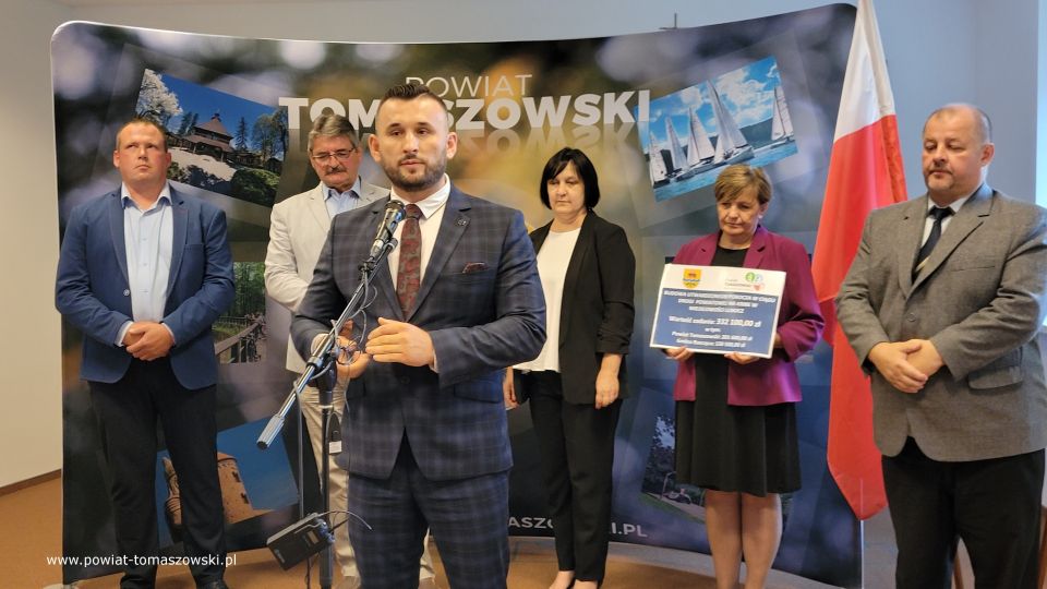 Na zdjęciu: uczestnicy konferencji prasowej, podczas której podpisana została umowa na budowę utwardzonego pobocza w ciągu drogi powiatowej nr 4308E w miejscowości Lubocz, która odbyła się w poniedziałek, 11 lipca 2022 roku, w sali konferencyjnej w Starostwie Powiatowym w Tomaszowie Mazowieckim