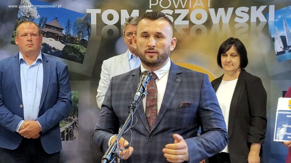 Na zdjęciu: uczestnicy konferencji prasowej, podczas której podpisana została umowa na budowę utwardzonego pobocza w ciągu drogi powiatowej nr 4308E w miejscowości Lubocz, która odbyła się w poniedziałek, 11 lipca 2022 roku, w sali konferencyjnej w Starostwie Powiatowym w Tomaszowie Mazowieckim