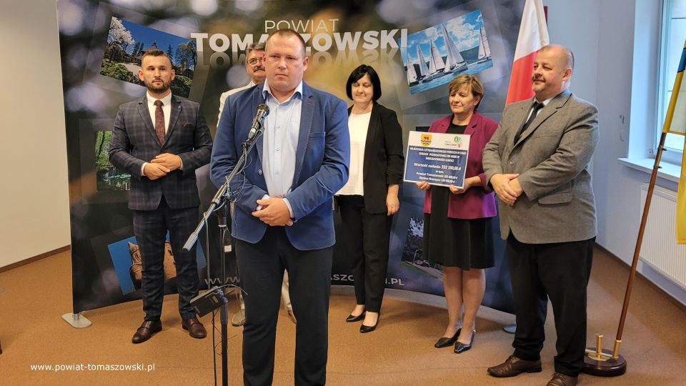 Na zdjęciu: uczestnicy konferencji prasowej, podczas której podpisana została umowa na budowę utwardzonego pobocza w ciągu drogi powiatowej nr 4308E w miejscowości Lubocz, która odbyła się w poniedziałek, 11 lipca 2022 roku, w sali konferencyjnej w Starostwie Powiatowym w Tomaszowie Mazowieckim
