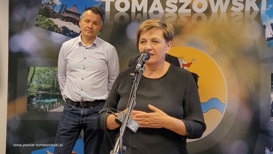Na zdjęciu: uczestnicy konferencji prasowej, podczas której podpisana została umowa na realizację zadania pod nazwą „Modernizacja drogi powiatowej 4316E w miejscowości Dąbrowa gmina Lubochnia”, która odbyła się we wtorek, 28 lipca 2022 roku, w sali konferencyjnej w Starostwie Powiatowym w Tomaszowie Mazowieckim