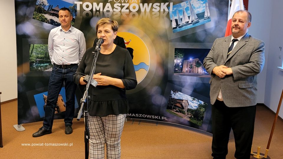 Na zdjęciu: uczestnicy konferencji prasowej, podczas której podpisana została umowa na realizację zadania pod nazwą „Modernizacja drogi powiatowej 4316E w miejscowości Dąbrowa gmina Lubochnia”, która odbyła się we wtorek, 28 lipca 2022 roku, w sali konferencyjnej w Starostwie Powiatowym w Tomaszowie Mazowieckim