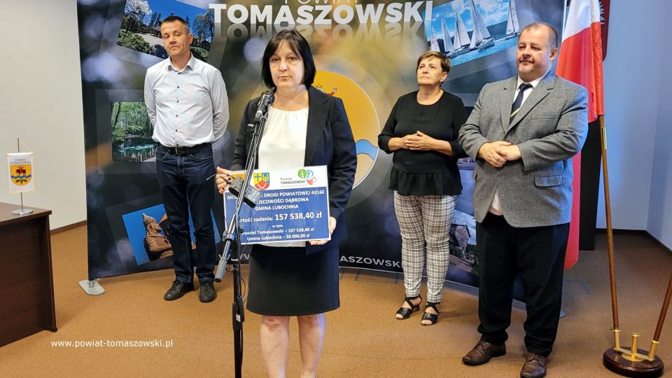 Na zdjęciu: uczestnicy konferencji prasowej, podczas której podpisana została umowa na realizację zadania pod nazwą „Modernizacja drogi powiatowej 4316E w miejscowości Dąbrowa gmina Lubochnia”, która odbyła się we wtorek, 28 lipca 2022 roku, w sali konferencyjnej w Starostwie Powiatowym w Tomaszowie Mazowieckim