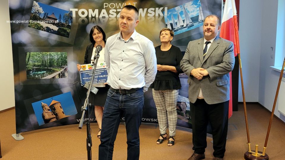 Na zdjęciu: uczestnicy konferencji prasowej, podczas której podpisana została umowa na realizację zadania pod nazwą „Modernizacja drogi powiatowej 4316E w miejscowości Dąbrowa gmina Lubochnia”, która odbyła się we wtorek, 28 lipca 2022 roku, w sali konferencyjnej w Starostwie Powiatowym w Tomaszowie Mazowieckim