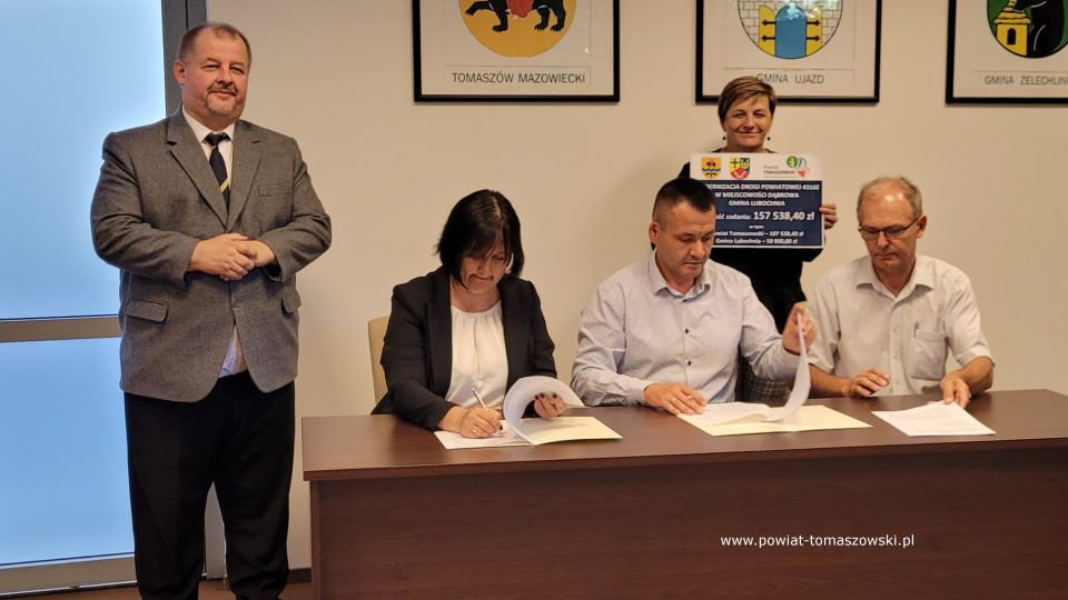 Na zdjęciu: uczestnicy konferencji prasowej, podczas której podpisana została umowa na realizację zadania pod nazwą „Modernizacja drogi powiatowej 4316E w miejscowości Dąbrowa gmina Lubochnia”, która odbyła się we wtorek, 28 lipca 2022 roku, w sali konferencyjnej w Starostwie Powiatowym w Tomaszowie Mazowieckim