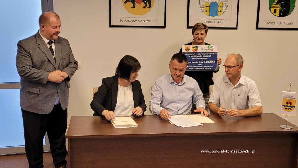 Na zdjęciu: uczestnicy konferencji prasowej, podczas której podpisana została umowa na realizację zadania pod nazwą „Modernizacja drogi powiatowej 4316E w miejscowości Dąbrowa gmina Lubochnia”, która odbyła się we wtorek, 28 lipca 2022 roku, w sali konferencyjnej w Starostwie Powiatowym w Tomaszowie Mazowieckim