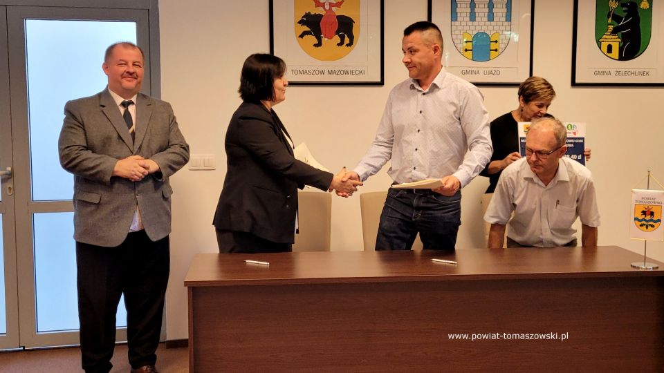 Na zdjęciu: uczestnicy konferencji prasowej, podczas której podpisana została umowa na realizację zadania pod nazwą „Modernizacja drogi powiatowej 4316E w miejscowości Dąbrowa gmina Lubochnia”, która odbyła się we wtorek, 28 lipca 2022 roku, w sali konferencyjnej w Starostwie Powiatowym w Tomaszowie Mazowieckim