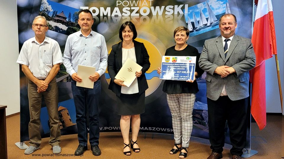 Na zdjęciu: uczestnicy konferencji prasowej, podczas której podpisana została umowa na realizację zadania pod nazwą „Modernizacja drogi powiatowej 4316E w miejscowości Dąbrowa gmina Lubochnia”, która odbyła się we wtorek, 28 lipca 2022 roku, w sali konferencyjnej w Starostwie Powiatowym w Tomaszowie Mazowieckim