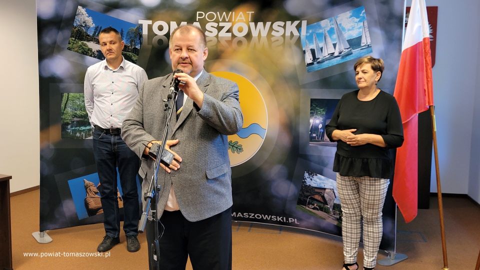 Na zdjęciu: uczestnicy konferencji prasowej, podczas której podpisana została umowa na realizację zadania pod nazwą „Modernizacja drogi powiatowej 4316E w miejscowości Dąbrowa gmina Lubochnia”, która odbyła się we wtorek, 28 lipca 2022 roku, w sali konferencyjnej w Starostwie Powiatowym w Tomaszowie Mazowieckim