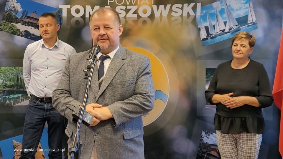 Na zdjęciu: uczestnicy konferencji prasowej, podczas której podpisana została umowa na realizację zadania pod nazwą „Modernizacja drogi powiatowej 4316E w miejscowości Dąbrowa gmina Lubochnia”, która odbyła się we wtorek, 28 lipca 2022 roku, w sali konferencyjnej w Starostwie Powiatowym w Tomaszowie Mazowieckim
