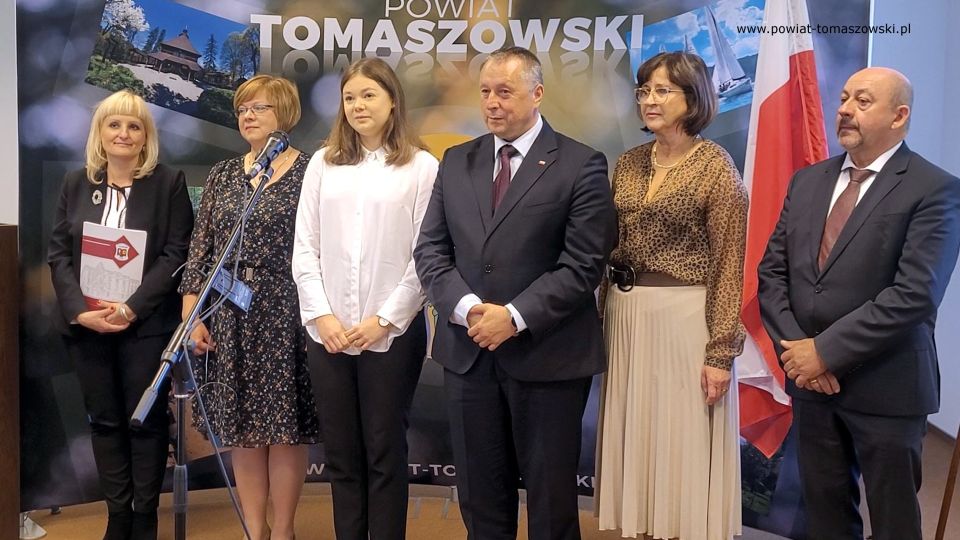 Na zdjęciu: uczestnicy spotkania z najlepszą tegoroczną maturzystką z powiatu tomaszowskiego, Mileną Nowak - absolwentką I Liceum Ogólnokształcącego im. Jarosława Dąbrowskiego w Tomaszowie Mazowieckim, które odbyło się w czwartek, 29 września 2022 roku, w sali konferencyjnej w Starostwie Powiatowym w Tomaszowie Mazowieckim