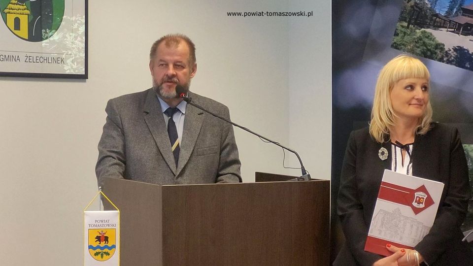 Na zdjęciu: uczestnicy spotkania z najlepszą tegoroczną maturzystką z powiatu tomaszowskiego, Mileną Nowak - absolwentką I Liceum Ogólnokształcącego im. Jarosława Dąbrowskiego w Tomaszowie Mazowieckim, które odbyło się w czwartek, 29 września 2022 roku, w sali konferencyjnej w Starostwie Powiatowym w Tomaszowie Mazowieckim