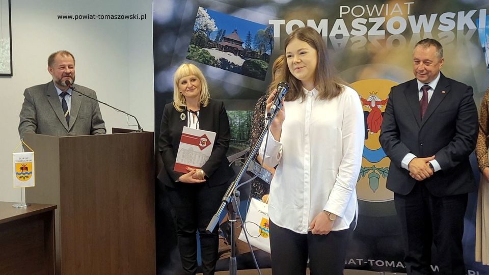 Na zdjęciu: uczestnicy spotkania z najlepszą tegoroczną maturzystką z powiatu tomaszowskiego, Mileną Nowak - absolwentką I Liceum Ogólnokształcącego im. Jarosława Dąbrowskiego w Tomaszowie Mazowieckim, które odbyło się w czwartek, 29 września 2022 roku, w sali konferencyjnej w Starostwie Powiatowym w Tomaszowie Mazowieckim