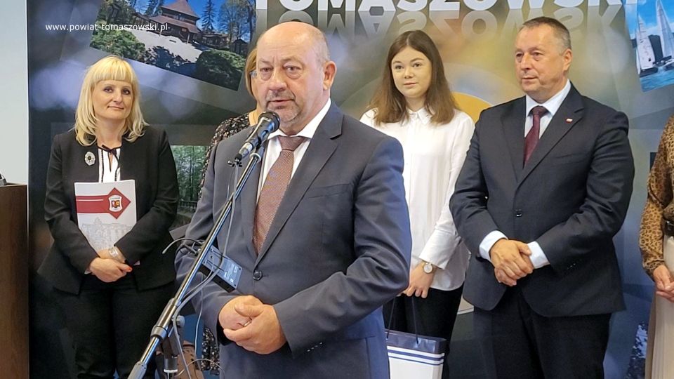Na zdjęciu: uczestnicy spotkania z najlepszą tegoroczną maturzystką z powiatu tomaszowskiego, Mileną Nowak - absolwentką I Liceum Ogólnokształcącego im. Jarosława Dąbrowskiego w Tomaszowie Mazowieckim, które odbyło się w czwartek, 29 września 2022 roku, w sali konferencyjnej w Starostwie Powiatowym w Tomaszowie Mazowieckim
