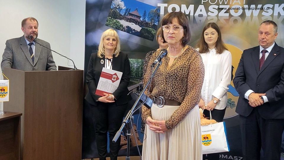 Na zdjęciu: uczestnicy spotkania z najlepszą tegoroczną maturzystką z powiatu tomaszowskiego, Mileną Nowak - absolwentką I Liceum Ogólnokształcącego im. Jarosława Dąbrowskiego w Tomaszowie Mazowieckim, które odbyło się w czwartek, 29 września 2022 roku, w sali konferencyjnej w Starostwie Powiatowym w Tomaszowie Mazowieckim