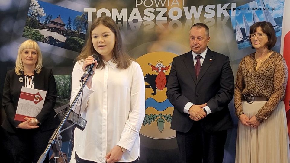 Na zdjęciu: uczestnicy spotkania z najlepszą tegoroczną maturzystką z powiatu tomaszowskiego, Mileną Nowak - absolwentką I Liceum Ogólnokształcącego im. Jarosława Dąbrowskiego w Tomaszowie Mazowieckim, które odbyło się w czwartek, 29 września 2022 roku, w sali konferencyjnej w Starostwie Powiatowym w Tomaszowie Mazowieckim