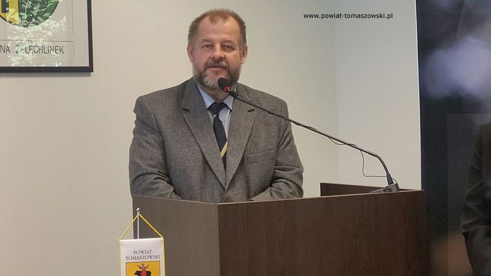 Na zdjęciu: Mariusz Węgrzynowski – starosta Powiatu Tomaszowskiego, podczas spotkania z najlepszą tegoroczną maturzystką z powiatu tomaszowskiego, Mileną Nowak - absolwentką I Liceum Ogólnokształcącego im. Jarosława Dąbrowskiego w Tomaszowie Mazowieckim, które odbyło się w czwartek, 29 września 2022 roku, w sali konferencyjnej w Starostwie Powiatowym w Tomaszowie Mazowieckim