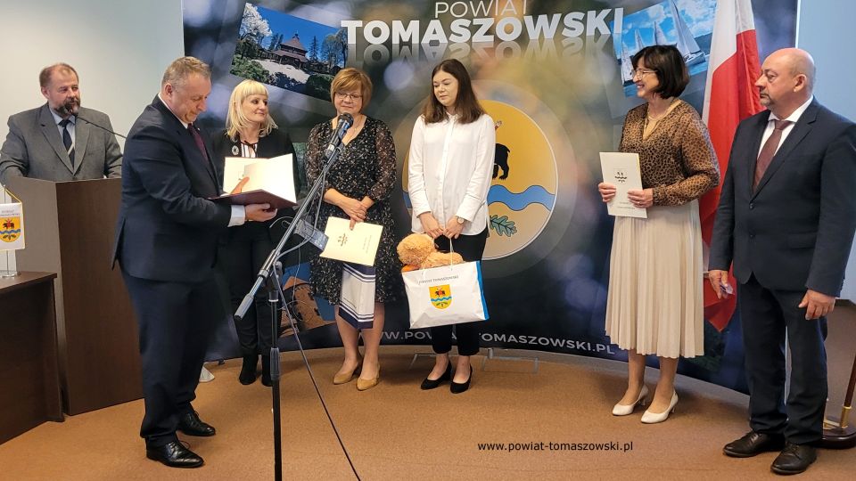 Na zdjęciu: uczestnicy spotkania z najlepszą tegoroczną maturzystką z powiatu tomaszowskiego, Mileną Nowak - absolwentką I Liceum Ogólnokształcącego im. Jarosława Dąbrowskiego w Tomaszowie Mazowieckim, które odbyło się w czwartek, 29 września 2022 roku, w sali konferencyjnej w Starostwie Powiatowym w Tomaszowie Mazowieckim
