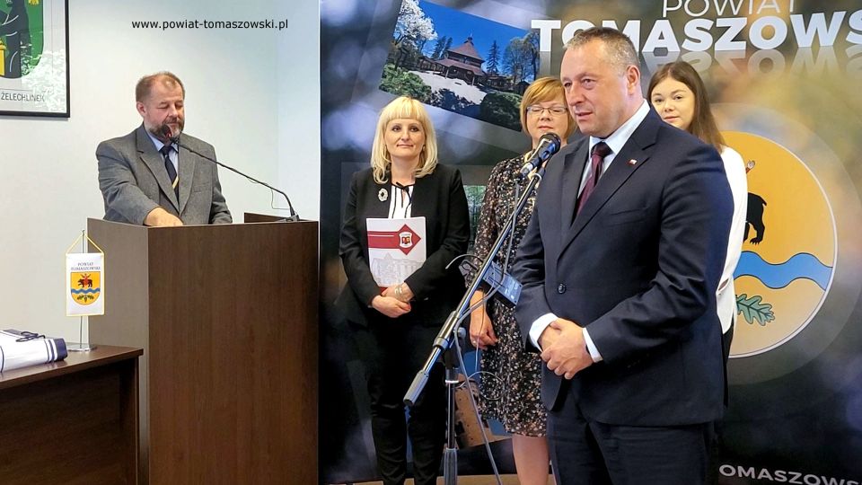 Na zdjęciu: uczestnicy spotkania z najlepszą tegoroczną maturzystką z powiatu tomaszowskiego, Mileną Nowak - absolwentką I Liceum Ogólnokształcącego im. Jarosława Dąbrowskiego w Tomaszowie Mazowieckim, które odbyło się w czwartek, 29 września 2022 roku, w sali konferencyjnej w Starostwie Powiatowym w Tomaszowie Mazowieckim
