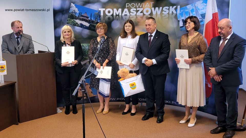 Na zdjęciu: uczestnicy spotkania z najlepszą tegoroczną maturzystką z powiatu tomaszowskiego, Mileną Nowak - absolwentką I Liceum Ogólnokształcącego im. Jarosława Dąbrowskiego w Tomaszowie Mazowieckim, które odbyło się w czwartek, 29 września 2022 roku, w sali konferencyjnej w Starostwie Powiatowym w Tomaszowie Mazowieckim