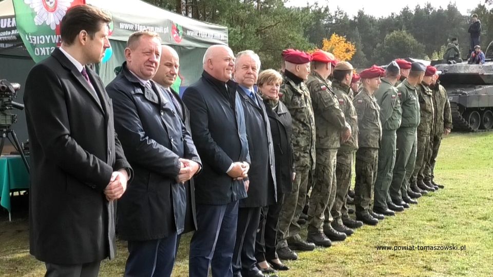 Na zdjęciu: uczestnicy pikniku militarnego, który odbył się na boisku wojskowym 25. Brygady Kawalerii Powietrznej w Tomaszowie Mazowieckim w niedzielę, 2 października 2022 roku, 