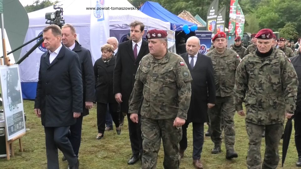 Na zdjęciu: uczestnicy pikniku militarnego, który odbył się na boisku wojskowym 25. Brygady Kawalerii Powietrznej w Tomaszowie Mazowieckim w niedzielę, 2 października 2022 roku, 