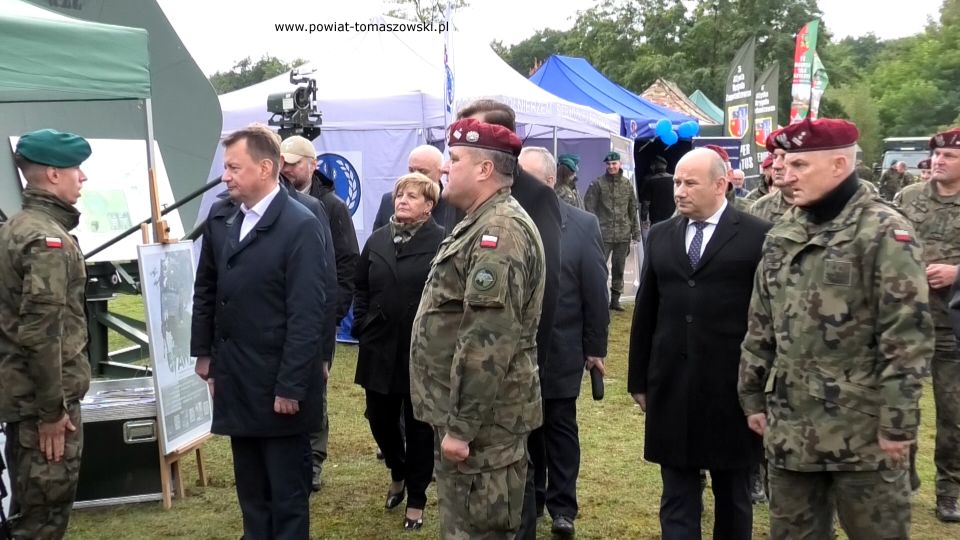 Na zdjęciu: uczestnicy pikniku militarnego, który odbył się na boisku wojskowym 25. Brygady Kawalerii Powietrznej w Tomaszowie Mazowieckim w niedzielę, 2 października 2022 roku, 