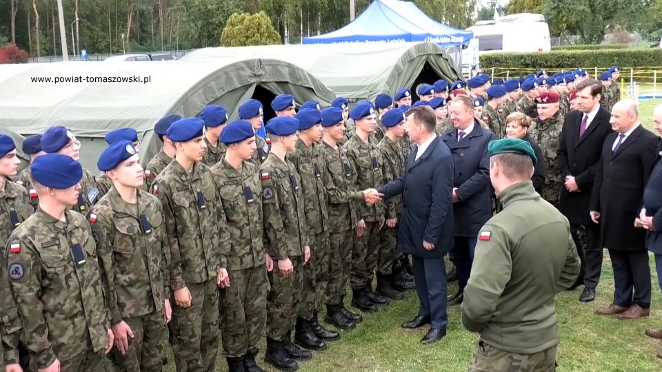 Na zdjęciu: uczestnicy pikniku militarnego, który odbył się na boisku wojskowym 25. Brygady Kawalerii Powietrznej w Tomaszowie Mazowieckim w niedzielę, 2 października 2022 roku, 