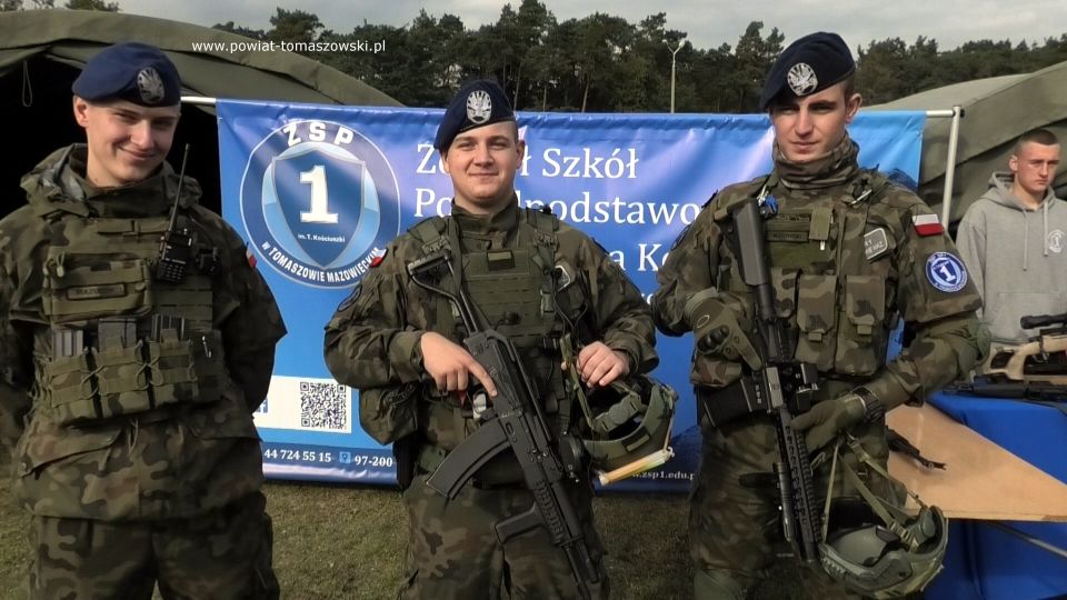 Na zdjęciu: uczestnicy pikniku militarnego, który odbył się na boisku wojskowym 25. Brygady Kawalerii Powietrznej w Tomaszowie Mazowieckim w niedzielę, 2 października 2022 roku, 