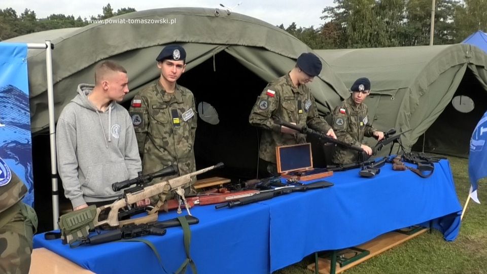 Na zdjęciu: uczestnicy pikniku militarnego, który odbył się na boisku wojskowym 25. Brygady Kawalerii Powietrznej w Tomaszowie Mazowieckim w niedzielę, 2 października 2022 roku, 