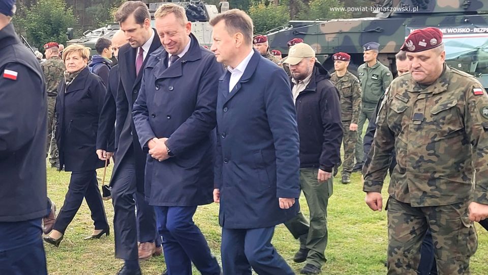 Na zdjęciu: uczestnicy pikniku militarnego, który odbył się na boisku wojskowym 25. Brygady Kawalerii Powietrznej w Tomaszowie Mazowieckim w niedzielę, 2 października 2022 roku, 