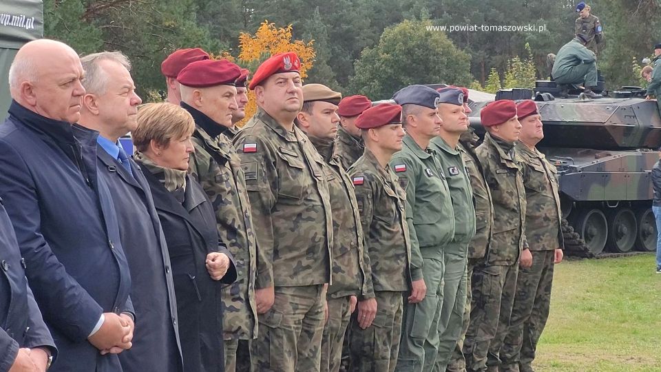 Na zdjęciu: uczestnicy pikniku militarnego, który odbył się na boisku wojskowym 25. Brygady Kawalerii Powietrznej w Tomaszowie Mazowieckim w niedzielę, 2 października 2022 roku, 