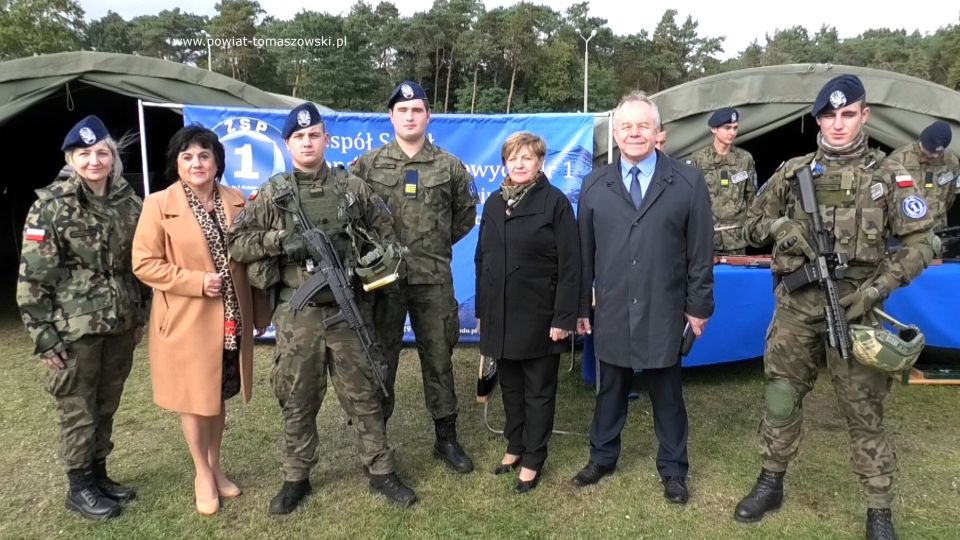 Na zdjęciu: uczestnicy pikniku militarnego, który odbył się na boisku wojskowym 25. Brygady Kawalerii Powietrznej w Tomaszowie Mazowieckim w niedzielę, 2 października 2022 roku, 