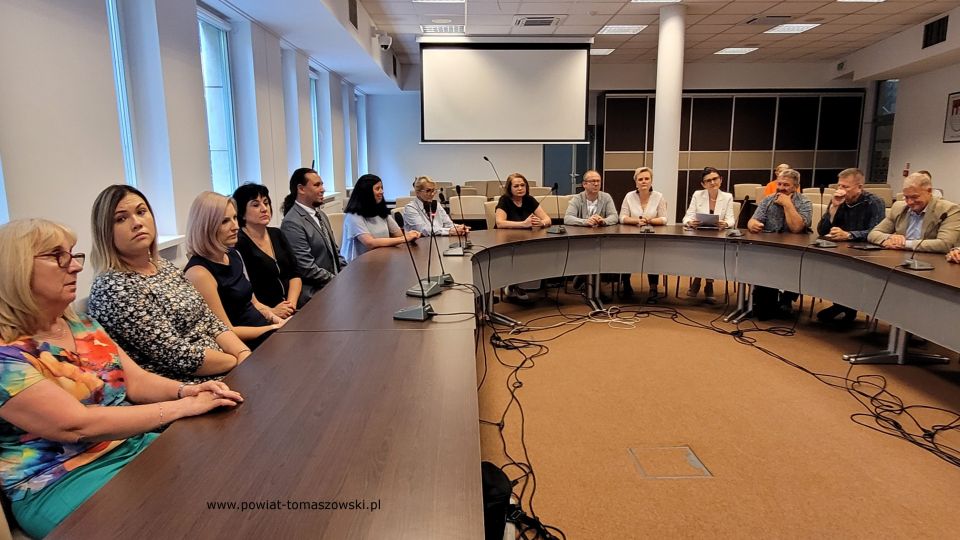 Na zdjęciu: uczestnicy uroczystości, podczas której wręczone zostały awanse na stopień nauczyciela mianowanego, która odbyła się w sali konferencyjnej w Starostwie Powiatowym w Tomaszowie Mazowieckim we wtorek, 30 sierpnia 2022 roku, 