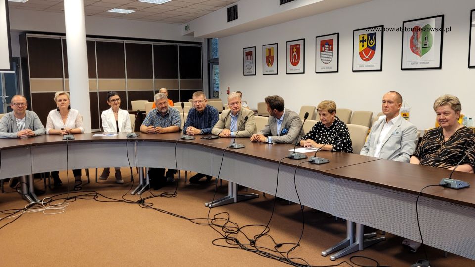 Na zdjęciu: uczestnicy uroczystości, podczas której wręczone zostały awanse na stopień nauczyciela mianowanego, która odbyła się w sali konferencyjnej w Starostwie Powiatowym w Tomaszowie Mazowieckim we wtorek, 30 sierpnia 2022 roku, 