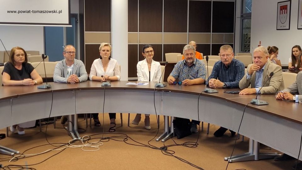 Na zdjęciu: uczestnicy uroczystości, podczas której wręczone zostały awanse na stopień nauczyciela mianowanego, która odbyła się w sali konferencyjnej w Starostwie Powiatowym w Tomaszowie Mazowieckim we wtorek, 30 sierpnia 2022 roku, 
