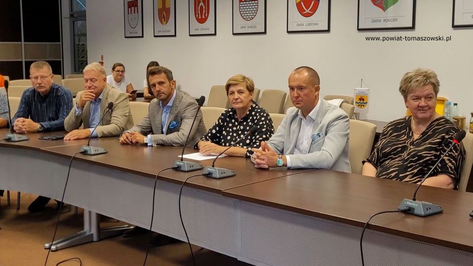 Na zdjęciu: uczestnicy uroczystości, podczas której wręczone zostały awanse na stopień nauczyciela mianowanego, która odbyła się w sali konferencyjnej w Starostwie Powiatowym w Tomaszowie Mazowieckim we wtorek, 30 sierpnia 2022 roku, 