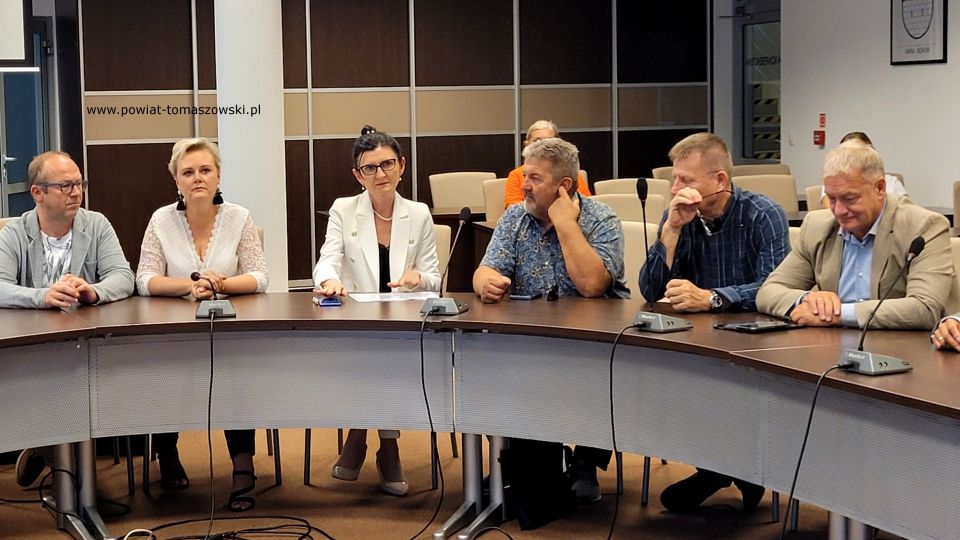 Na zdjęciu: uczestnicy uroczystości, podczas której wręczone zostały awanse na stopień nauczyciela mianowanego, która odbyła się w sali konferencyjnej w Starostwie Powiatowym w Tomaszowie Mazowieckim we wtorek, 30 sierpnia 2022 roku, 