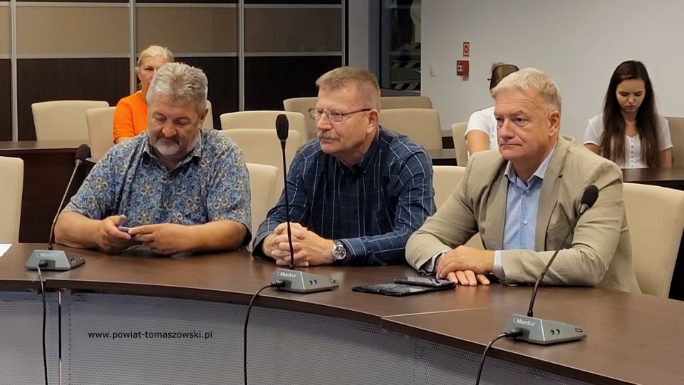 Na zdjęciu: uczestnicy uroczystości, podczas której wręczone zostały awanse na stopień nauczyciela mianowanego, która odbyła się w sali konferencyjnej w Starostwie Powiatowym w Tomaszowie Mazowieckim we wtorek, 30 sierpnia 2022 roku, 