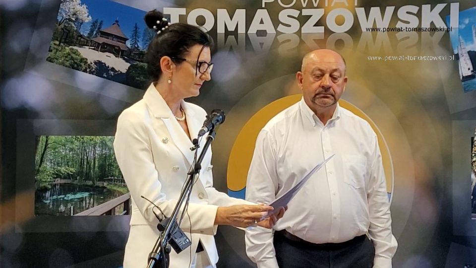 Na zdjęciu: uczestnicy uroczystości, podczas której wręczone zostały awanse na stopień nauczyciela mianowanego, która odbyła się w sali konferencyjnej w Starostwie Powiatowym w Tomaszowie Mazowieckim we wtorek, 30 sierpnia 2022 roku, 