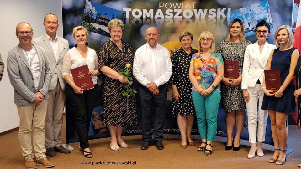 Na zdjęciu: uczestnicy uroczystości, podczas której wręczone zostały awanse na stopień nauczyciela mianowanego, która odbyła się w sali konferencyjnej w Starostwie Powiatowym w Tomaszowie Mazowieckim we wtorek, 30 sierpnia 2022 roku, 