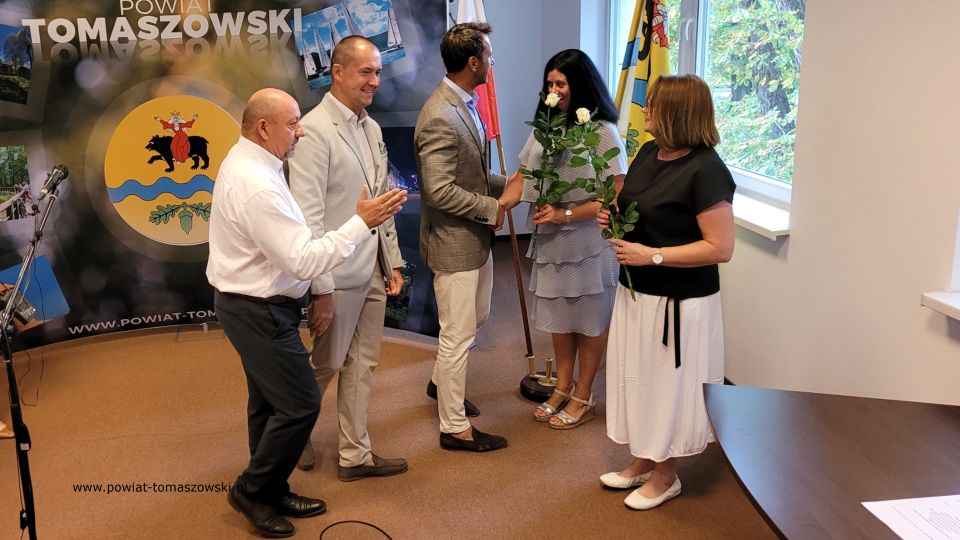 Na zdjęciu: uczestnicy uroczystości, podczas której wręczone zostały awanse na stopień nauczyciela mianowanego, która odbyła się w sali konferencyjnej w Starostwie Powiatowym w Tomaszowie Mazowieckim we wtorek, 30 sierpnia 2022 roku, 