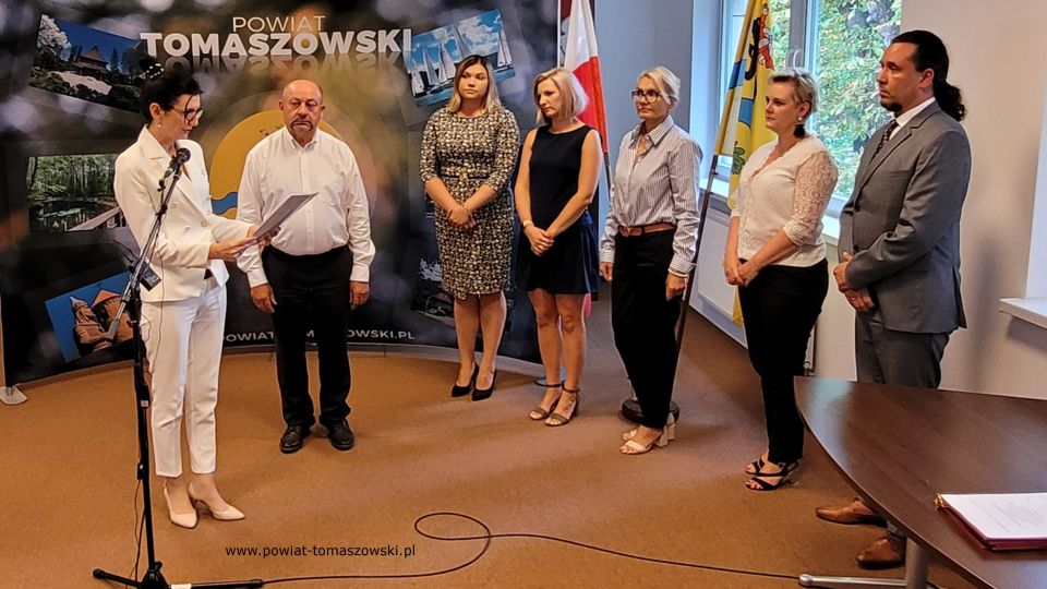 Na zdjęciu: uczestnicy uroczystości, podczas której wręczone zostały awanse na stopień nauczyciela mianowanego, która odbyła się w sali konferencyjnej w Starostwie Powiatowym w Tomaszowie Mazowieckim we wtorek, 30 sierpnia 2022 roku, 