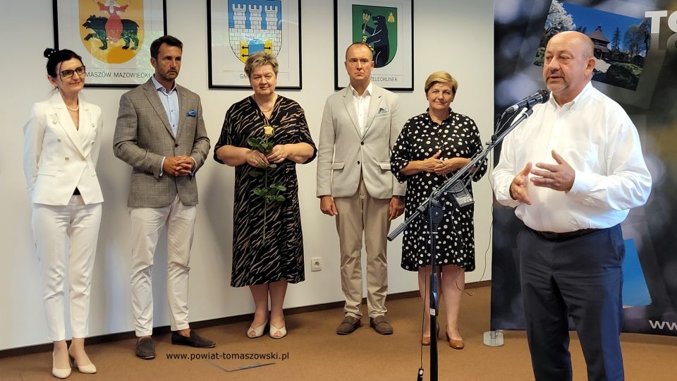 Na zdjęciu: uczestnicy uroczystości, podczas której wręczone zostały awanse na stopień nauczyciela mianowanego, która odbyła się w sali konferencyjnej w Starostwie Powiatowym w Tomaszowie Mazowieckim we wtorek, 30 sierpnia 2022 roku, 